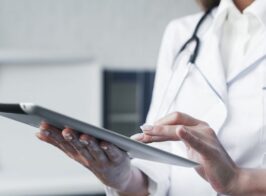 Likarka Doktor Medichnitsj Pratsivnik Planshek Komp Yuter Elektronna Dovidka